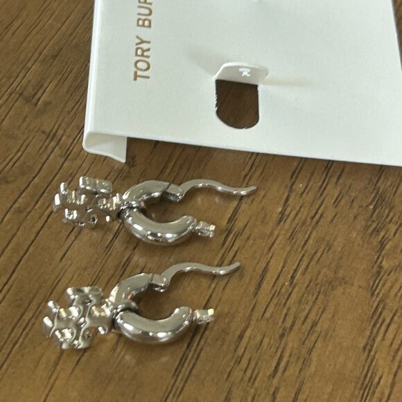 Tory Burch KIRA Huggie Hoop Earrings Tory Silver - Picture 3 of 4